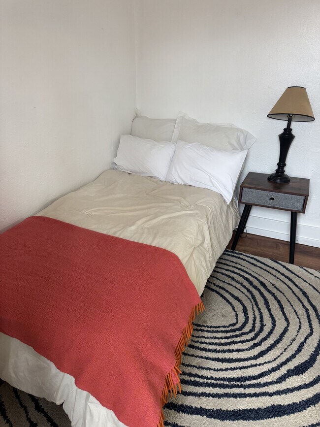 Building Photo - 1015 Pine Ave