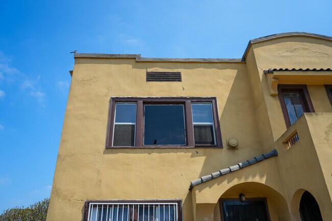 Building Photo - 1353 W 49th St