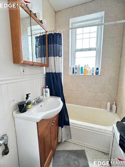 Building Photo - 2005 Commonwealth Ave