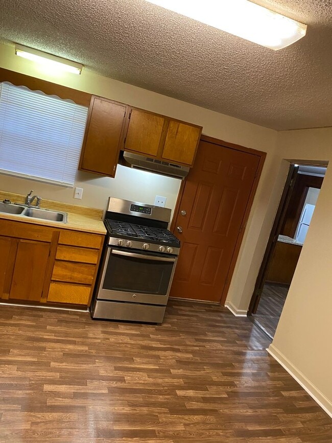 Building Photo - 3 Bed 2 Bath Brick House