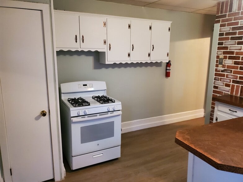 gas stove - 729 Catherine St