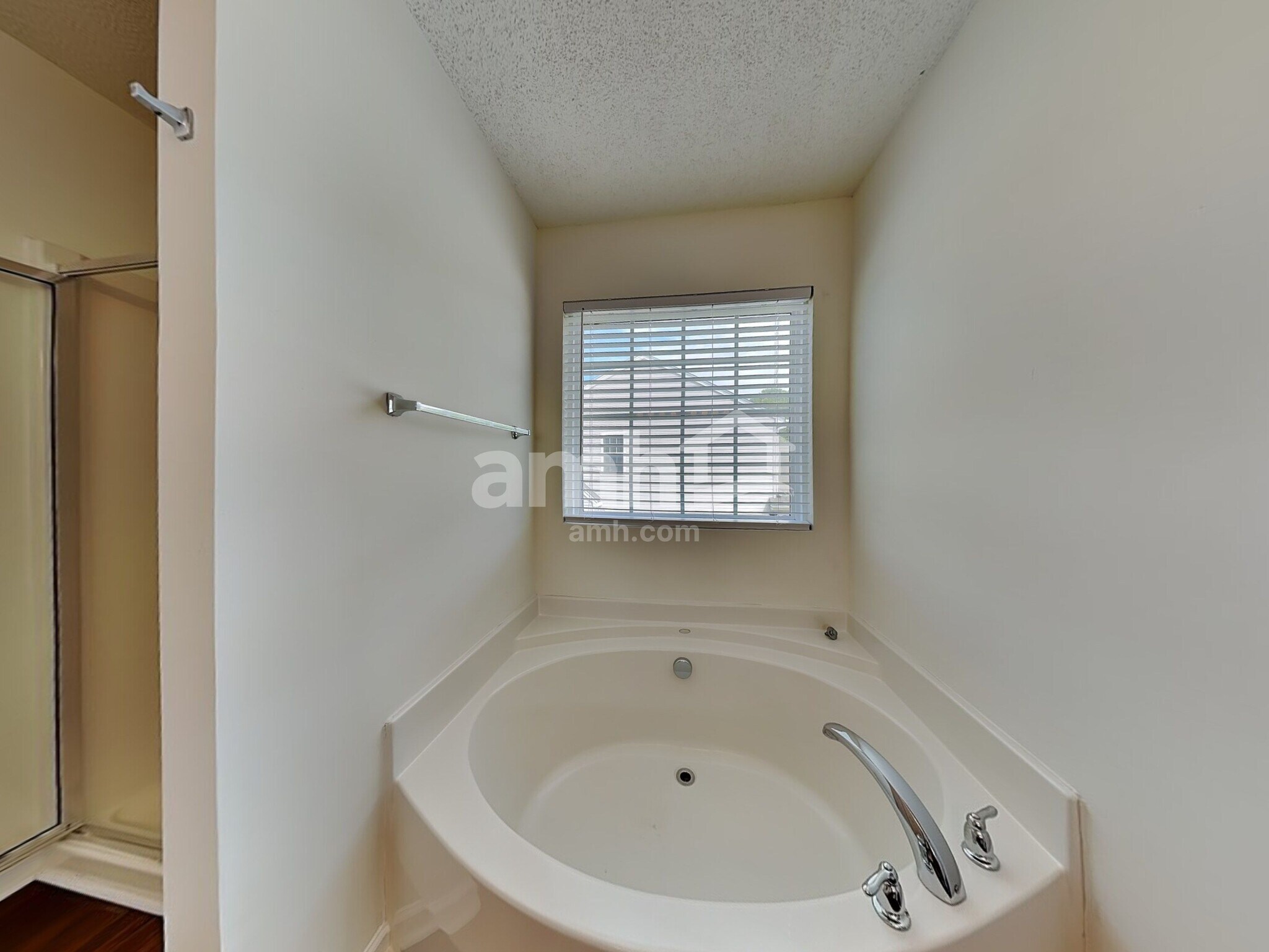 Building Photo - 6016 Glen Way Dr