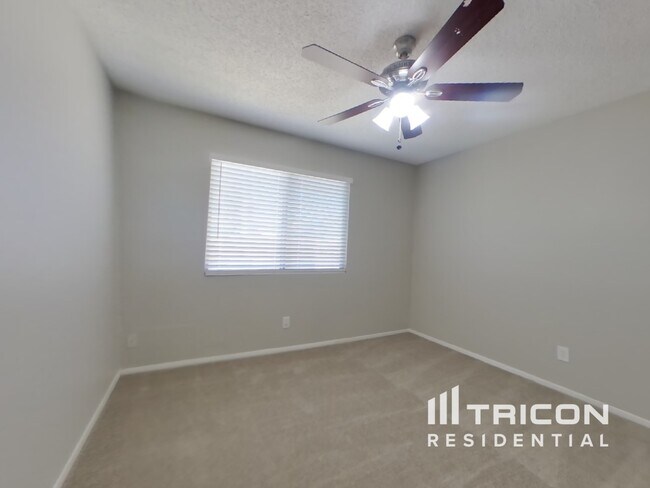 Building Photo - 3727 E Dahlia Dr