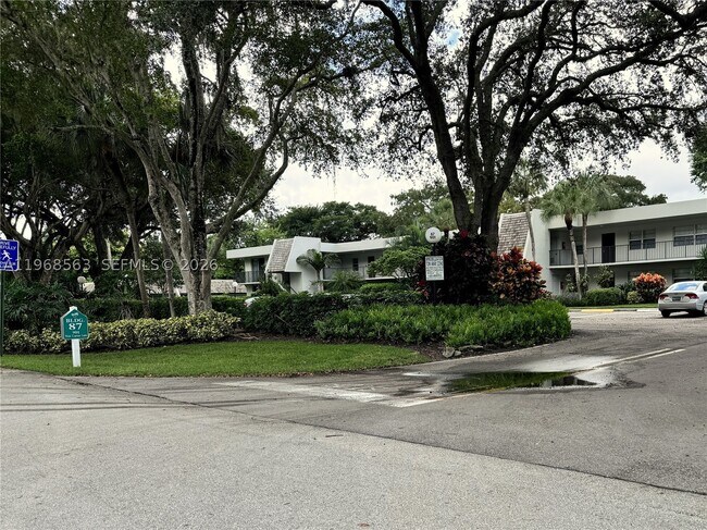 Building Photo - 901 W Cypress Ln