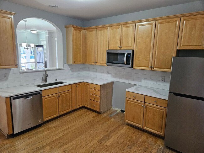 Building Photo - Charming 2br/2.5ba in Delta Lake, end unit townhome! Available now!