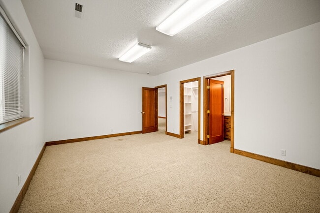 Building Photo - "Spacious 4-Bedroom, 4.5 Bathroom 4792 sq. ft. Retreat with Scenic Views and Cozy Fireplace in St...