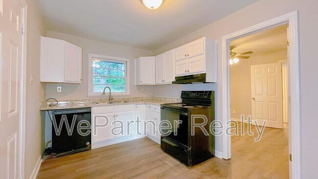 Building Photo - 2744 Fairlane Dr SE