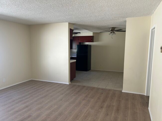 Building Photo - 548 Short St