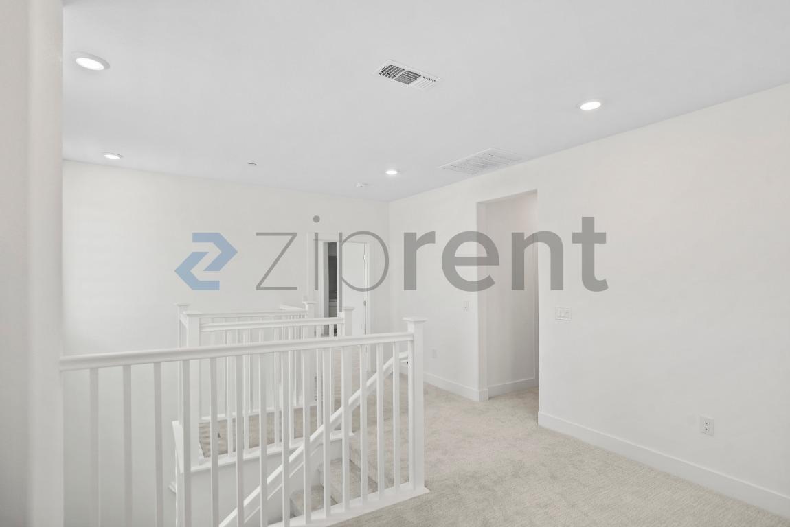 Building Photo - Unit