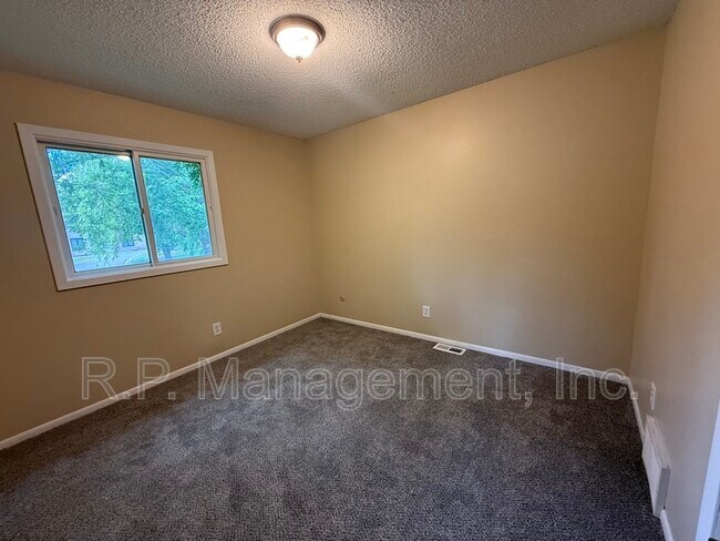 Building Photo - 555 Lake Cove Ct