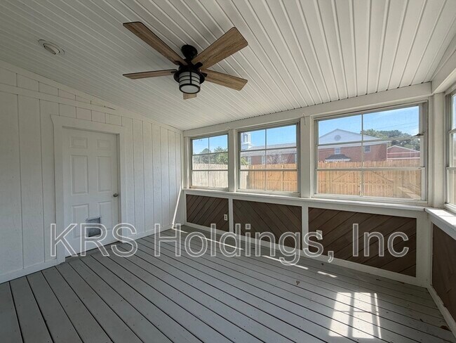 Building Photo - 896 Jamestown Landing Rd