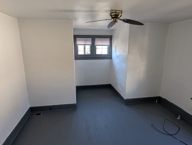 Building Photo - 2 bedroom Row Home