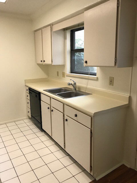 Building Photo - 8400 Jamestown Dr