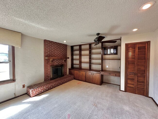 Building Photo - 3 Bedroom