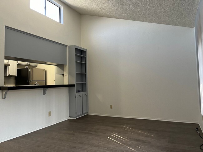 Building Photo - ***Move in special $1000 off 1st month's rent***Cozy 2nd story apartment in the heart of City Hei...