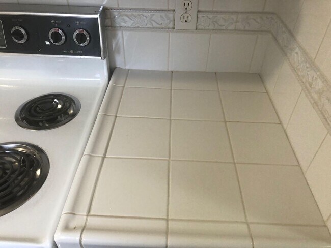 Building Photo - Lisa Johnson Duplex (LJ)