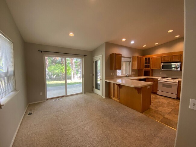 Building Photo - Spacious 2 Bedroom + office! Large yard!  ...
