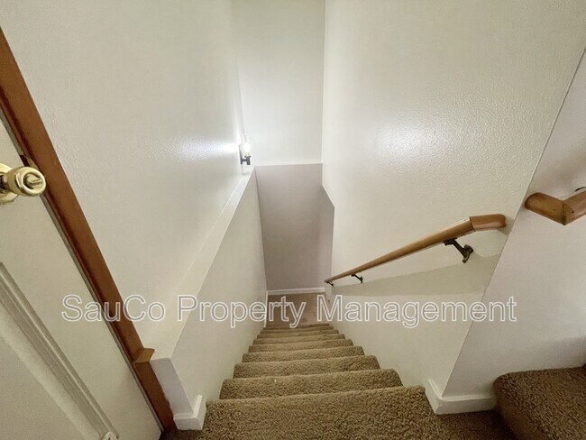 Building Photo - 5751 NE Lisbon Way