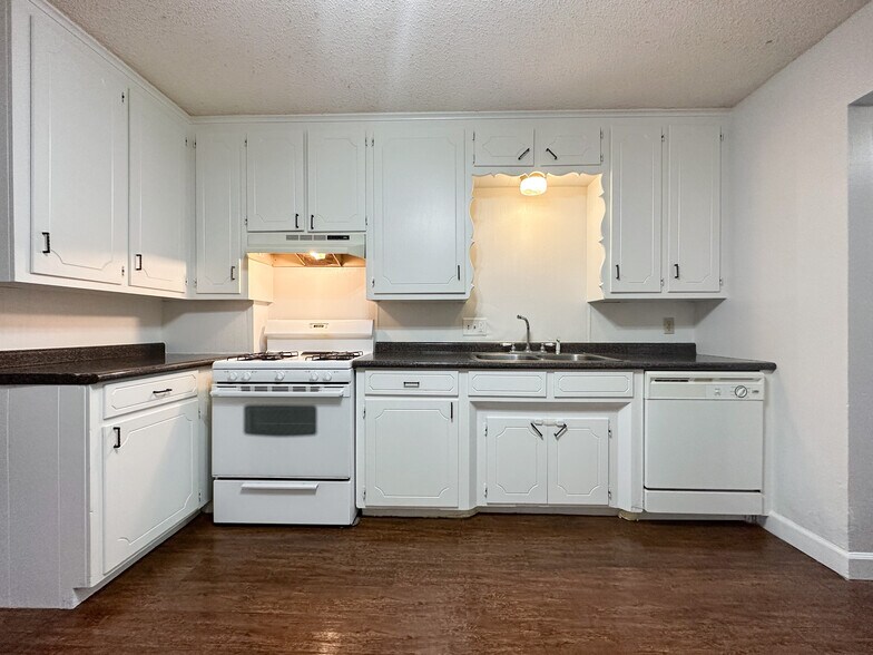 Building Photo - 406 E Wells St