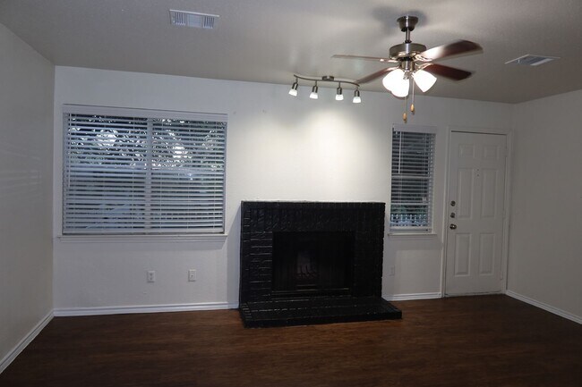 Building Photo - Downtown / Riverside Townhome - 2BD/2.5BA ...