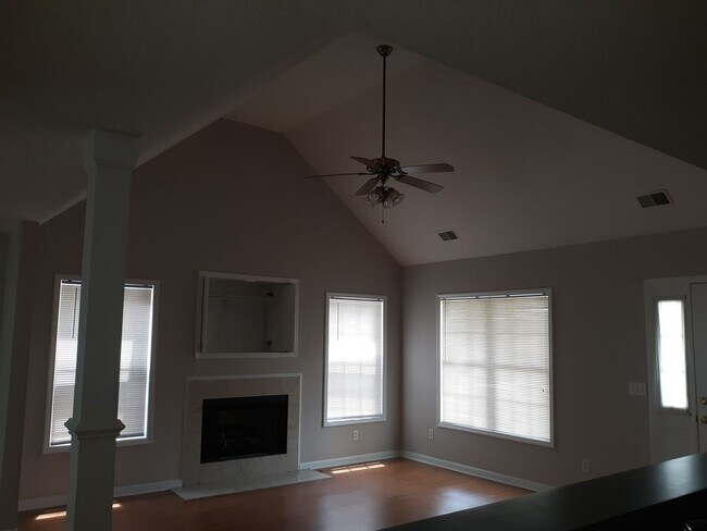 Building Photo - MOVE IN SPECIAL - $300 OFF THE FIRST FULL ...