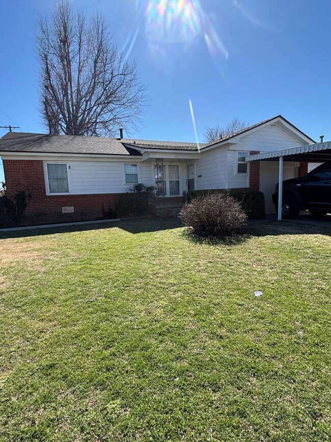 Building Photo - 4 bed 1.5 brick SW OKC