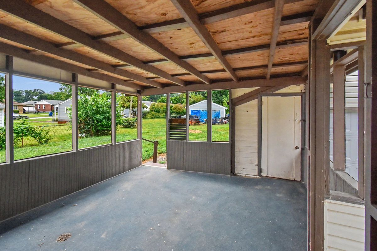Building Photo - 250 Maple Dr