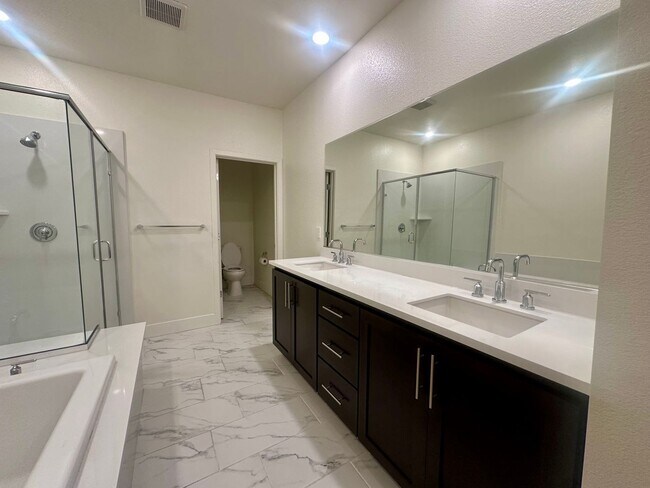 Building Photo - Bright 4 Bedroom 3 bath in FREMONT!