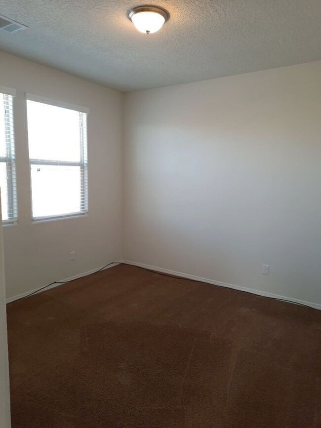 Building Photo - 3 bedroom 2 bathroom home in Rio Rancho! C...