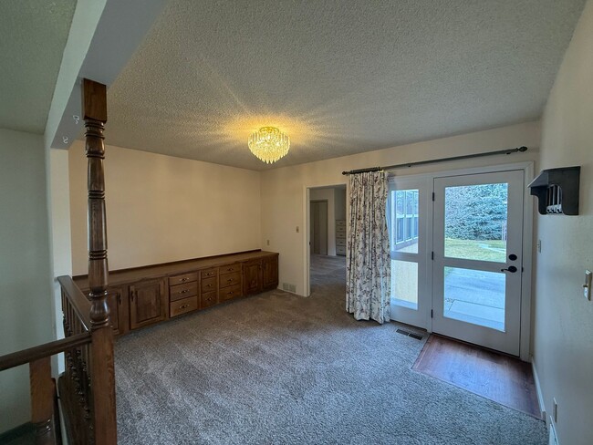 Building Photo - Large  two bedroom, two bathroom, pet friendly home!