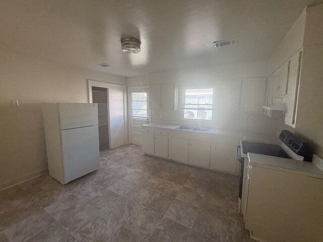 Building Photo - 503 Battle St