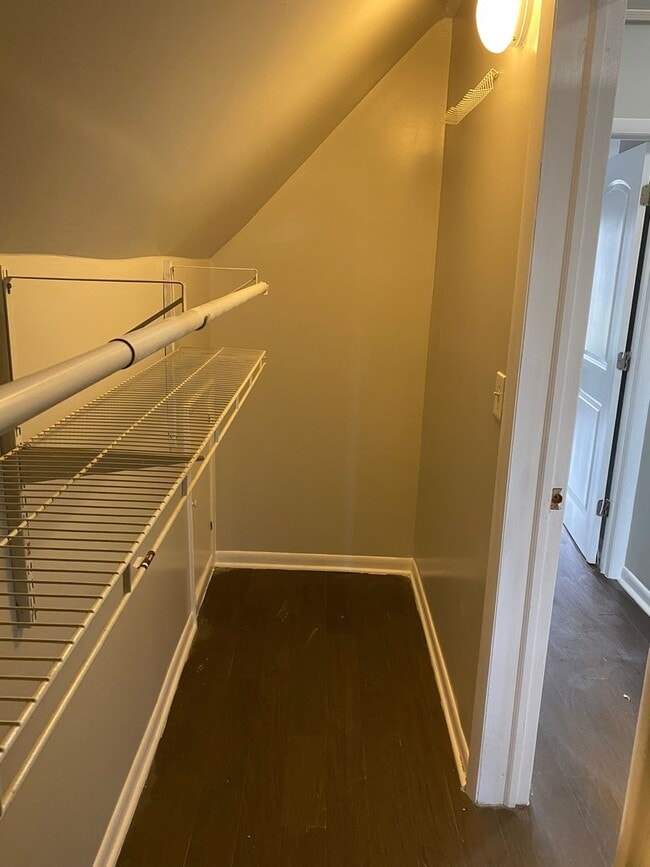 Building Photo - 4 bed -room house