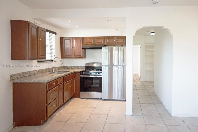 Building Photo - 2383 Flamingo Dr