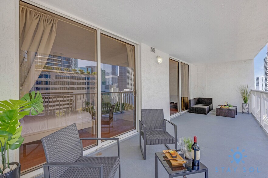 Building Photo - 1200 Brickell Bay Dr