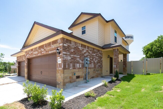 Building Photo - GORGEOUS 3 BEDROOM DUPLEX LOCATED IN BUDA, TEXAS!