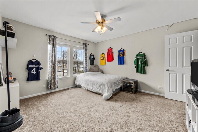 Building Photo - 907 Main St