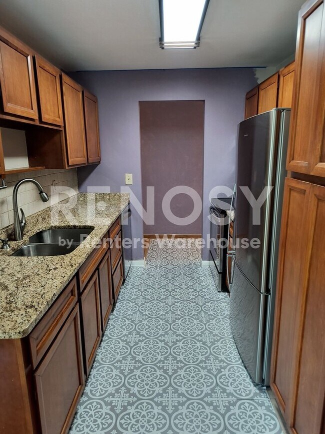 Building Photo - Available June 10th 2 Bedroom 1 Bath Condo in Minneapolis