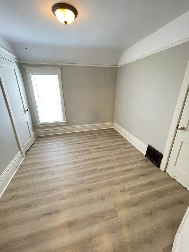 Building Photo - 606 N 60th Ave W