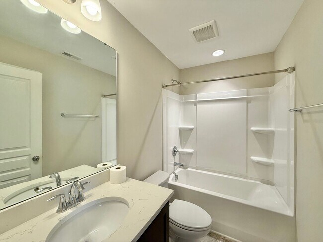 Building Photo - Stunning 3BD, 3.5BA Raleigh Townhome in th...