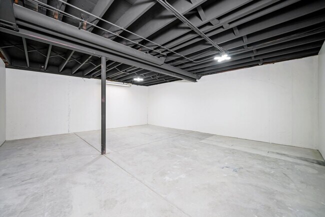 Building Photo - 1668 Hidden Valley Dr