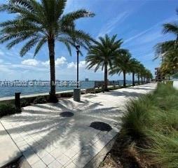 Building Photo - 555 NE 30th St