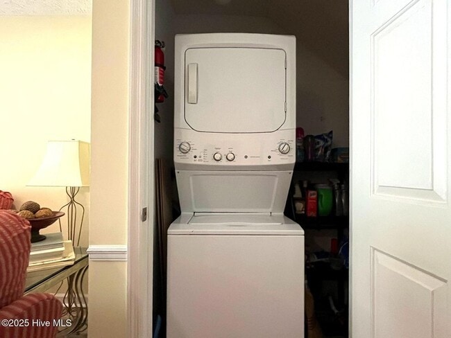 Building Photo - 940 Linden Rd