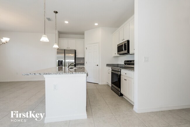 Building Photo - 418 Reina Wy