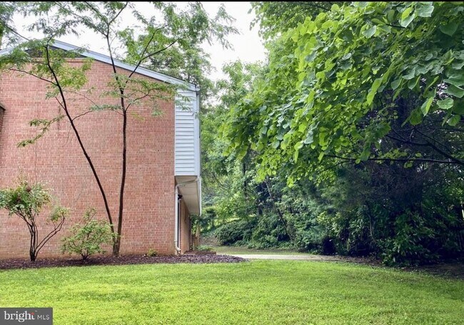 Building Photo - 1040 Warbler Pl