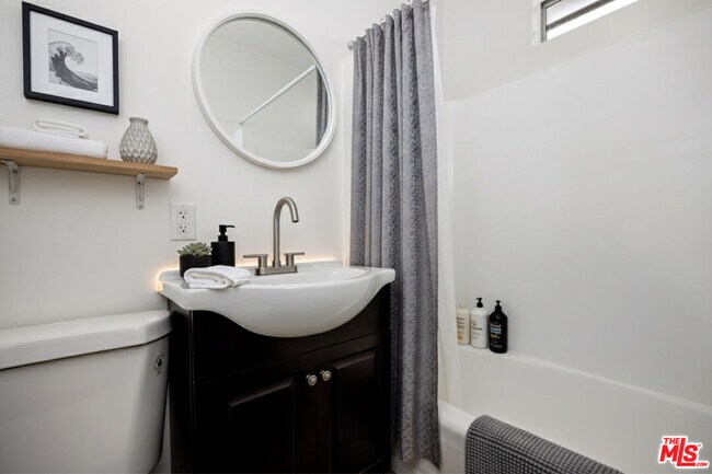 Building Photo - 3620 S Budlong Ave