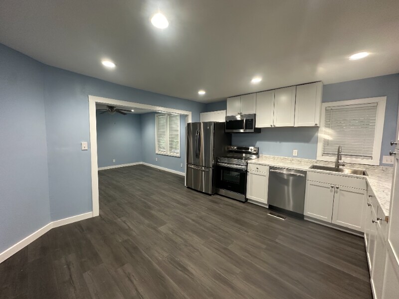 Building Photo - 265 Glade St