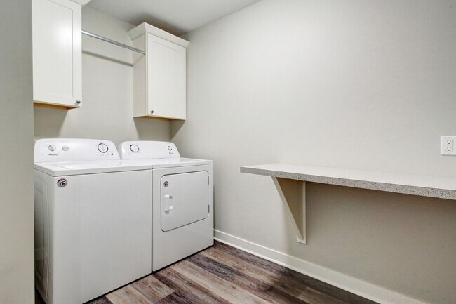 Building Photo - Spacious 2 Bed/2 Bath Condo in Prime Location