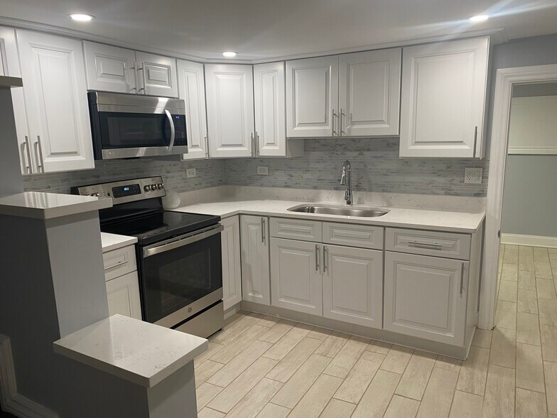 Kitchen - 6079 N Albany Ave