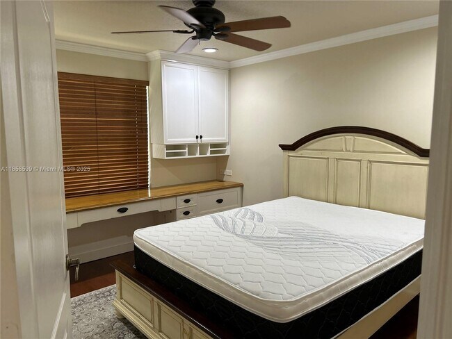 Building Photo - 2726 Meadowood Dr