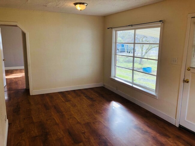 Building Photo - Freshly updated 3 bedroom 1 bath house off...